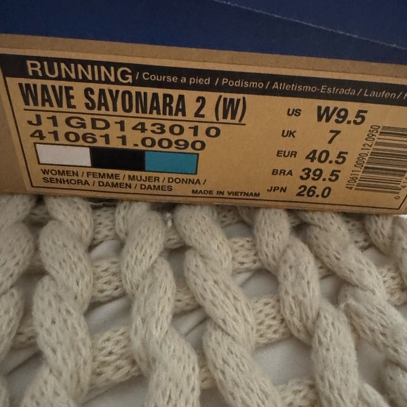 Mizuno running shoe - 9.5 Women’s - Picture 2 of 9